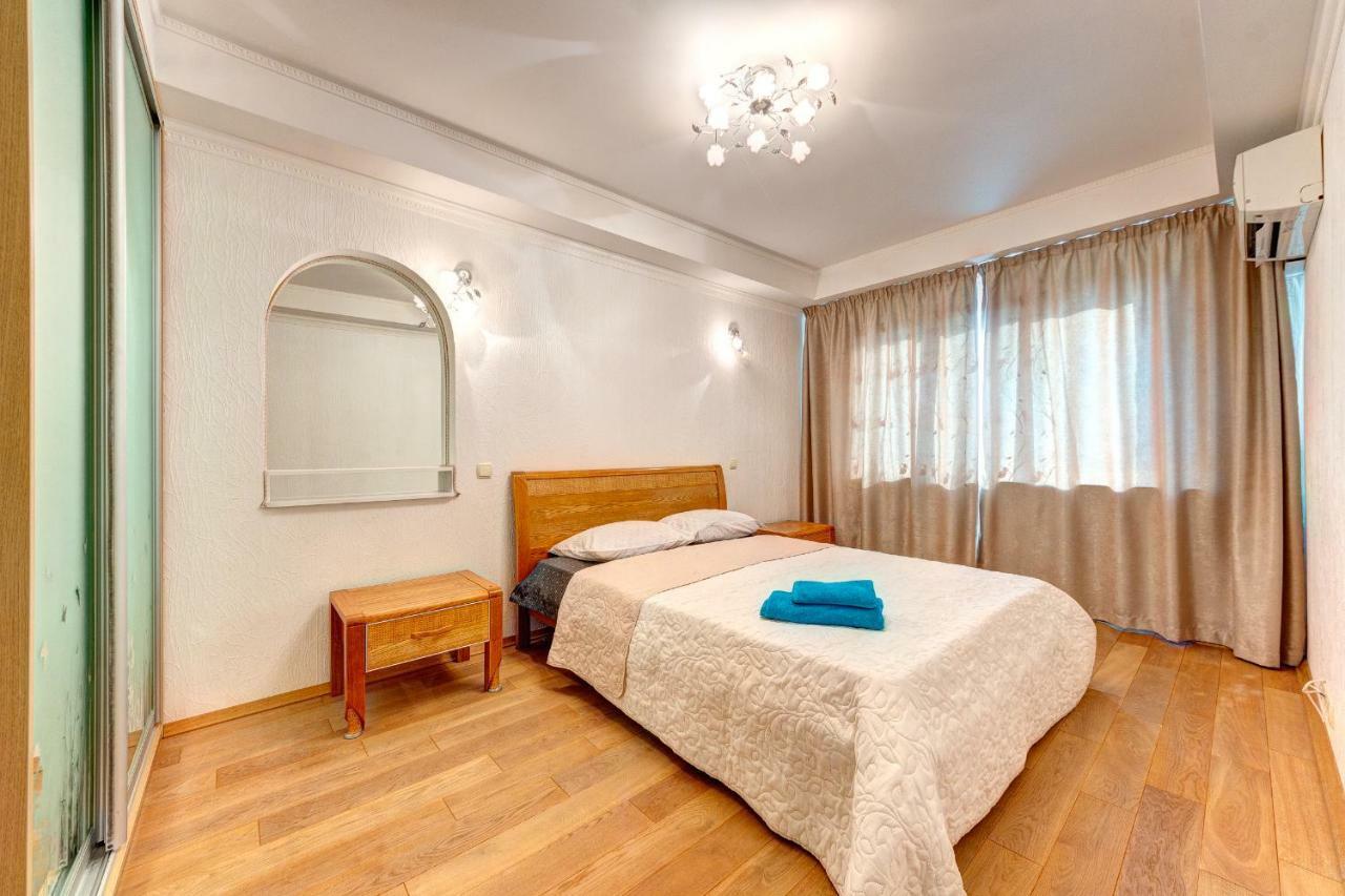 Apartments Near The Shopping Center Gulliver Kyiv Exterior photo