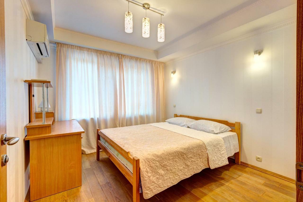 Apartments Near The Shopping Center Gulliver Kyiv Exterior photo
