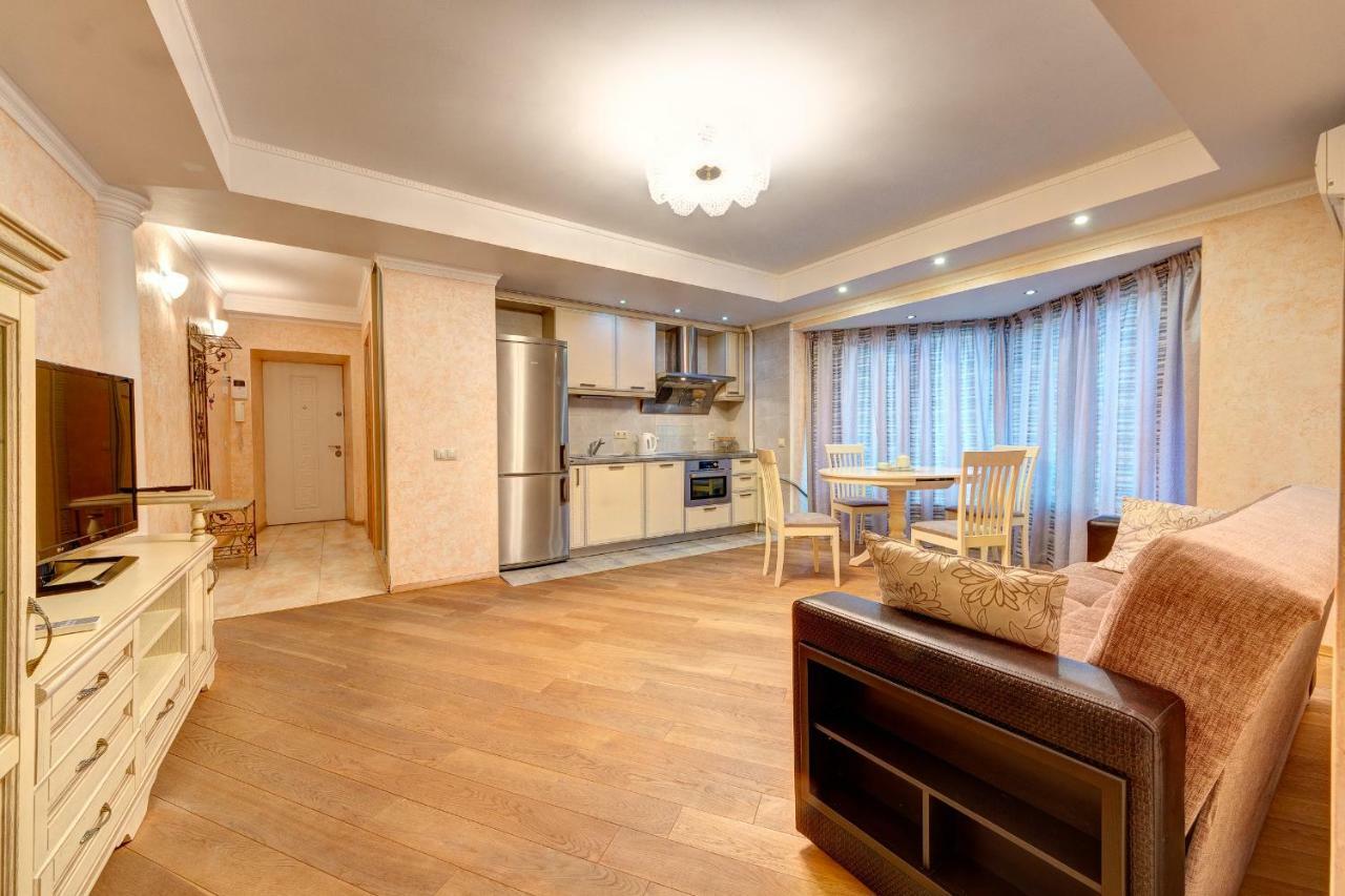 Apartments Near The Shopping Center Gulliver Kyiv Exterior photo